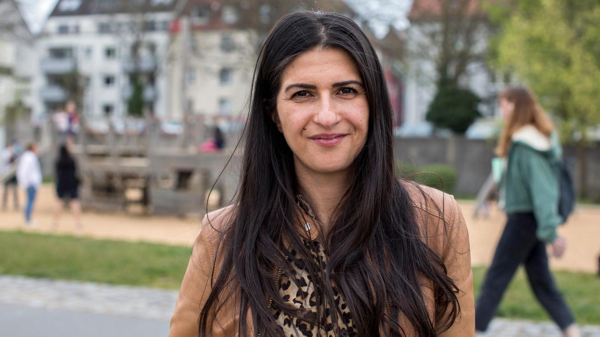 CDU-Politikerin Serap Güler steht vor einem Spielplatz.