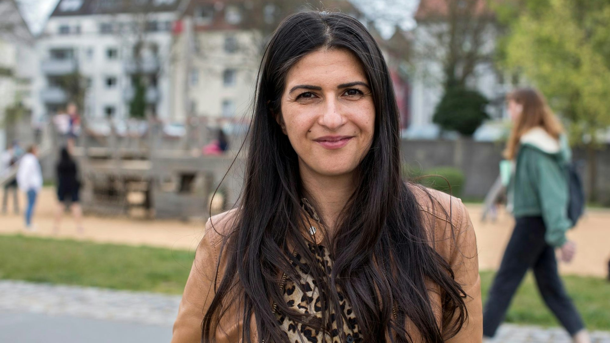 CDU-Politikerin Serap Güler steht vor einem Spielplatz.