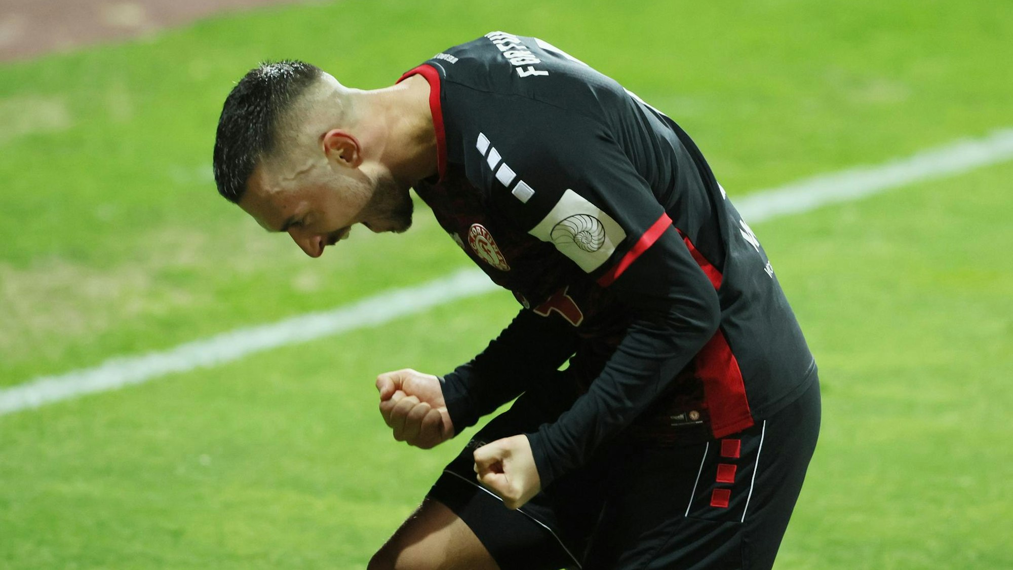 Torjubel bei Fortuna Kölns Mittelfeldspieler Stipe Batarilo