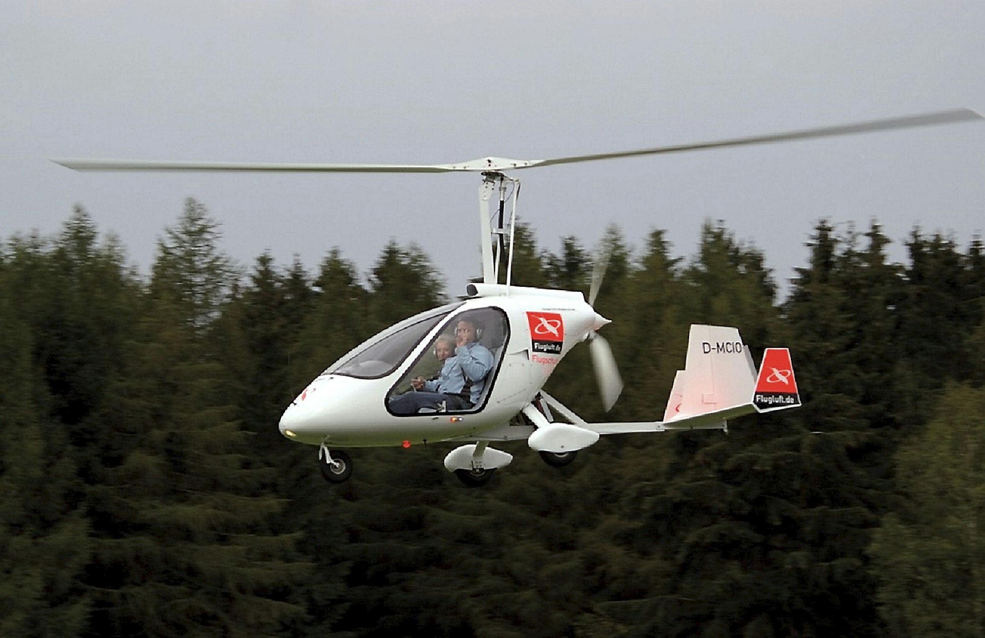 Tragschrauber-Vorbeiflug