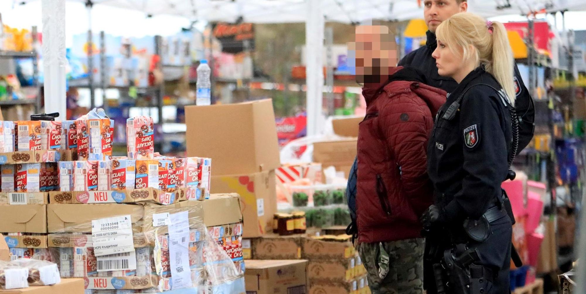 Razzia Porz Markt Polizei 171220 3