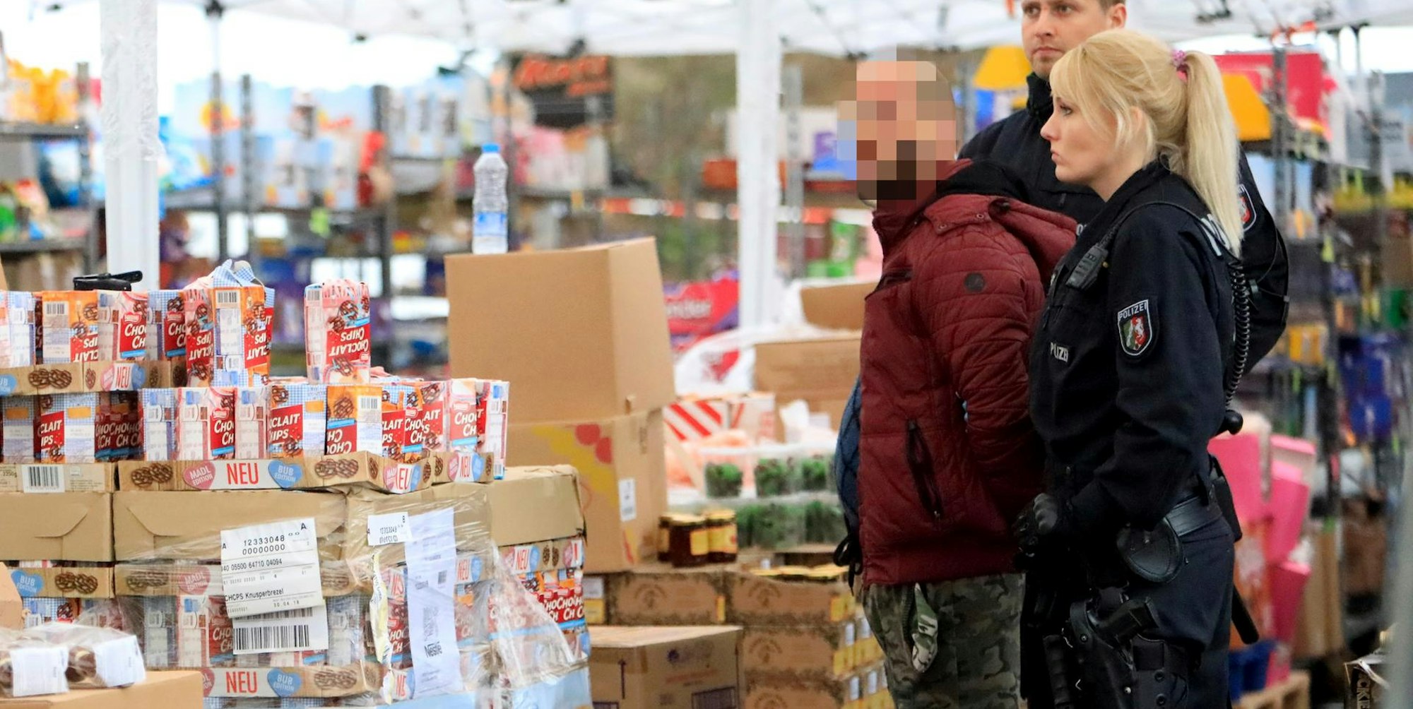 Razzia Porz Markt Polizei 171220 3