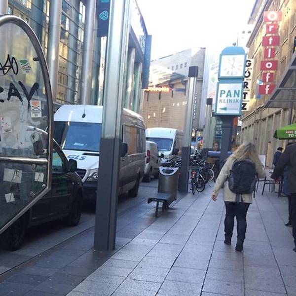 schrott-telefon-in-der-shoppingzone-zeppelinstrasse