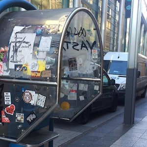 schrott-telefon-in-der-shoppingzone-zeppelinstrasse