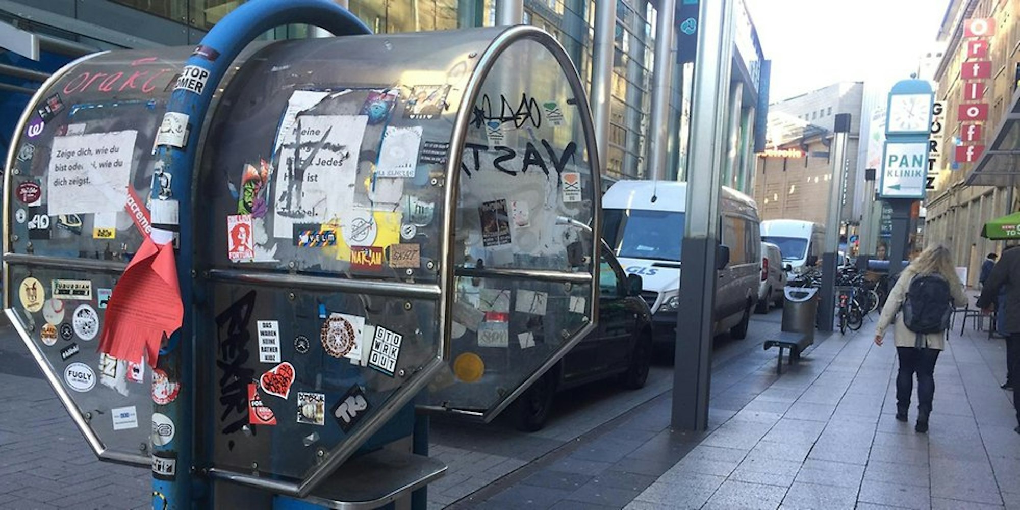 schrott-telefon-in-der-shoppingzone-zeppelinstrasse