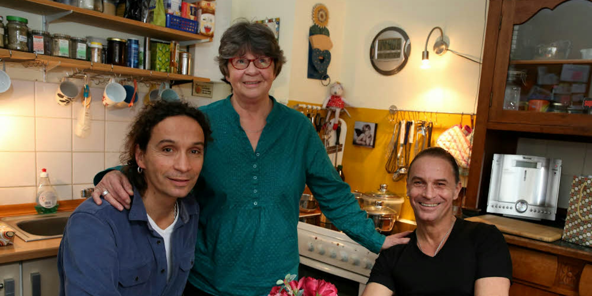 Dietlinde Deimann mit Peter und Stephan Brings am Küchentisch