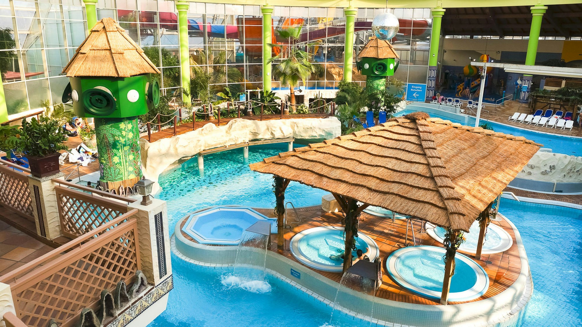 Schwimmbad von innen, Whirlpools mit Überdachung aus Holz