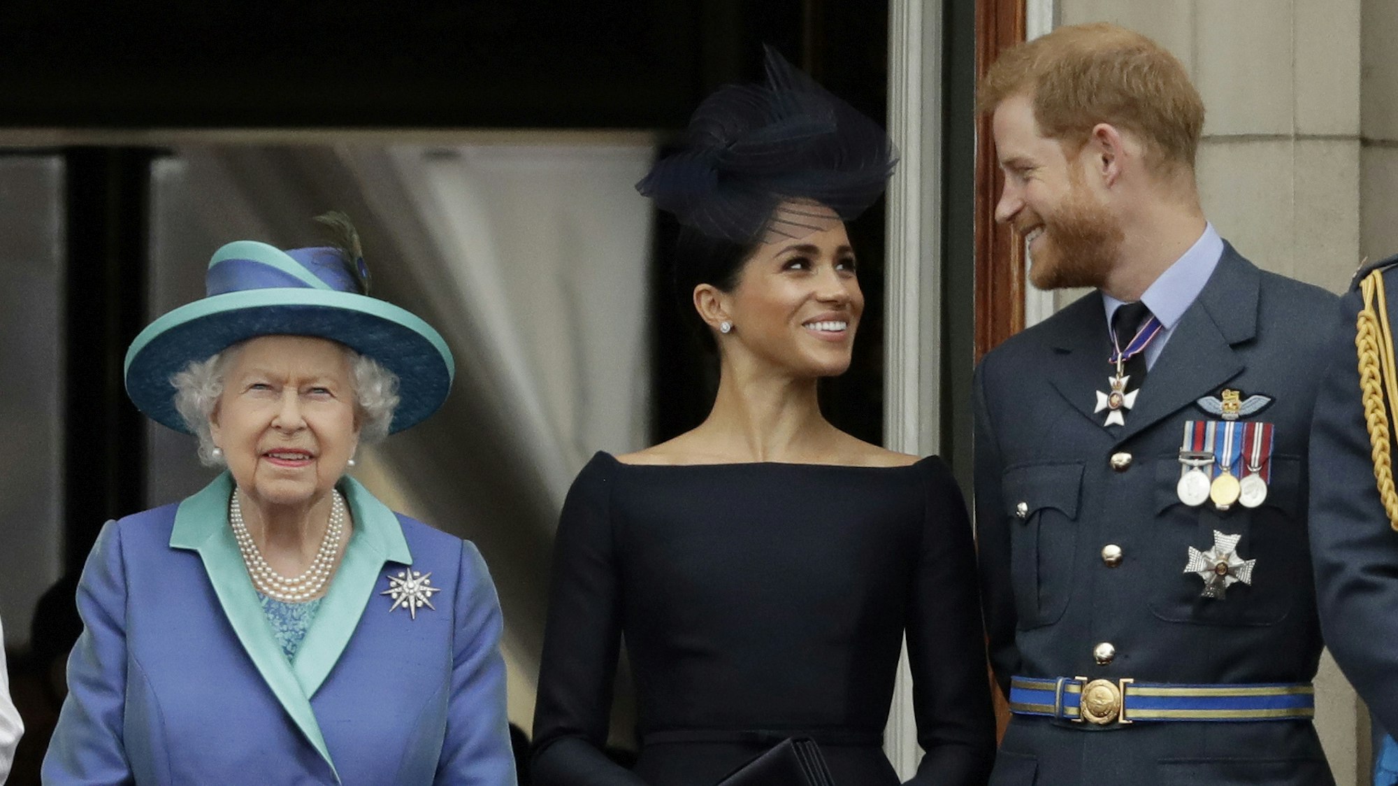 Königin Elizabeth II., Herzogin Meghan und Prinz Harry auf dem Balkon des Buckingham Palace.