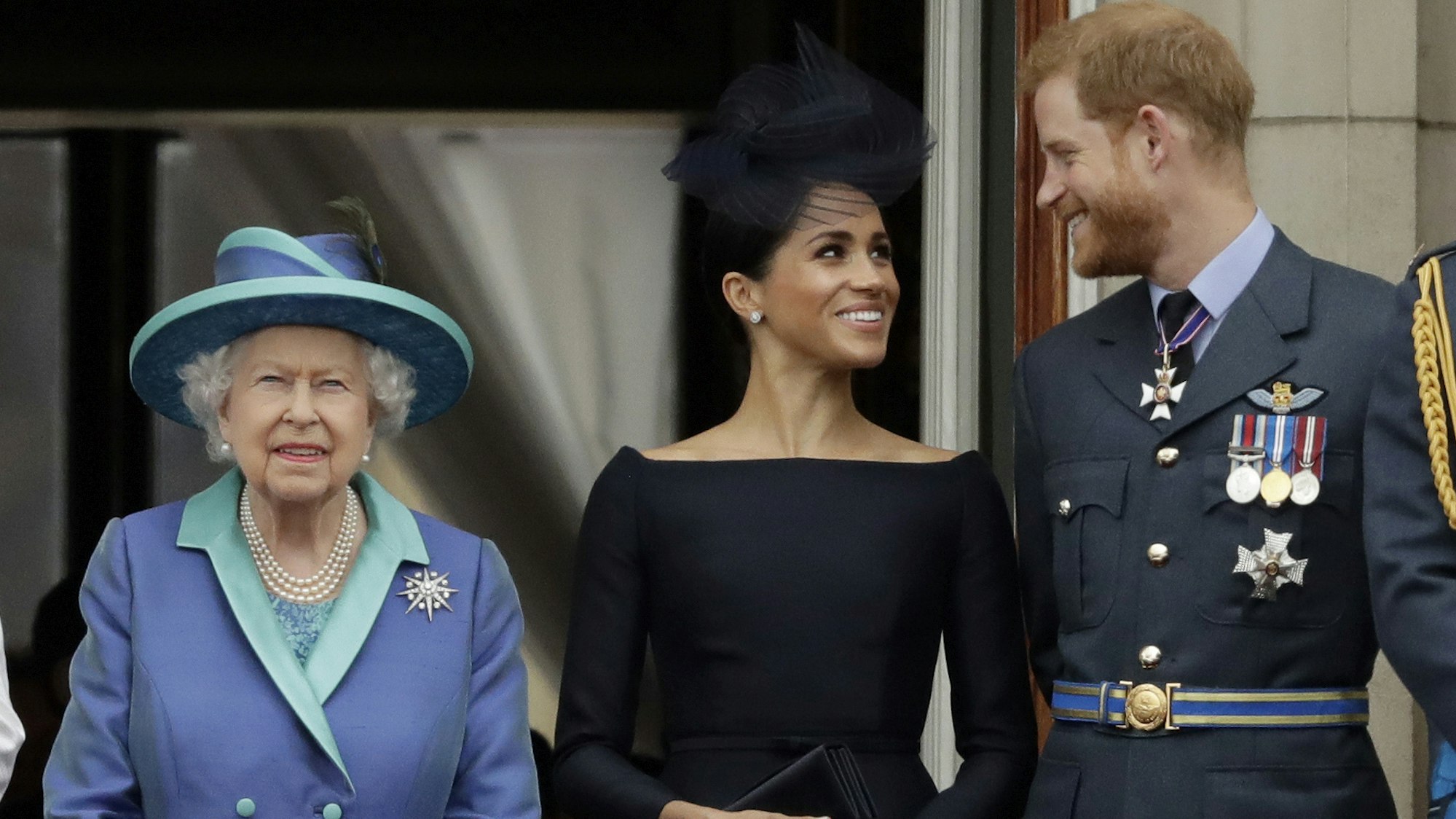 Königin Elizabeth II., Herzogin Meghan und Prinz Harry auf dem Balkon des Buckingham Palace.