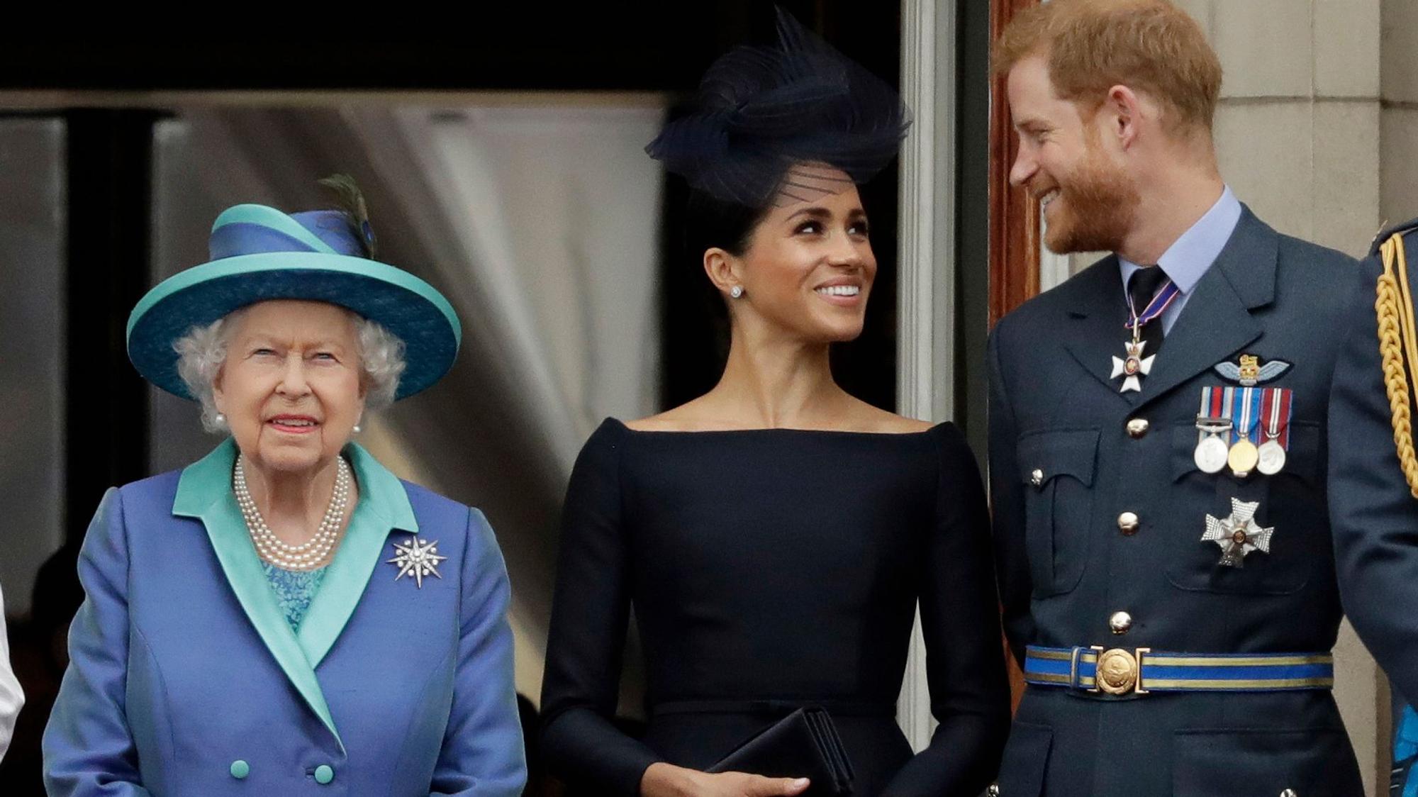 Königin Elizabeth II., Herzogin Meghan und Prinz Harry auf dem Balkon des Buckingham Palace.