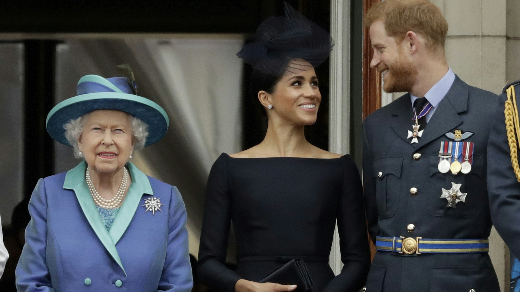 Königin Elizabeth II., Herzogin Meghan und Prinz Harry auf dem Balkon des Buckingham Palace.