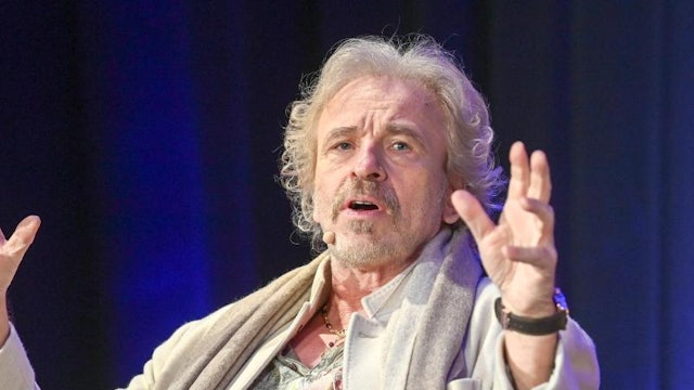 Thomas Gottschalk gestikuliert.