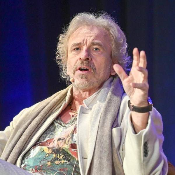 Thomas Gottschalk gestikuliert.