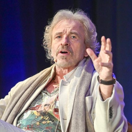 Thomas Gottschalk gestikuliert.