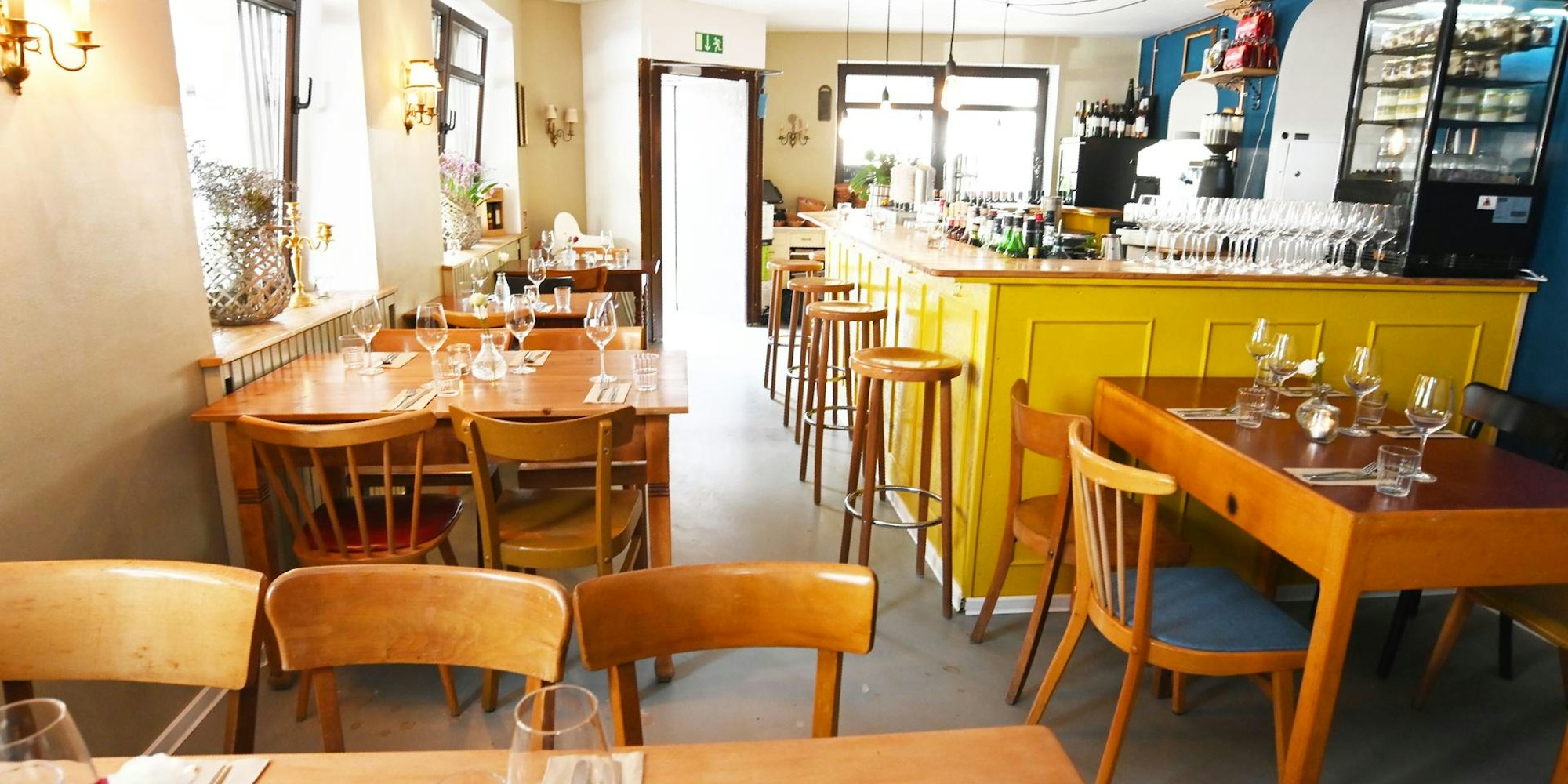 Bisu innen mit tresen