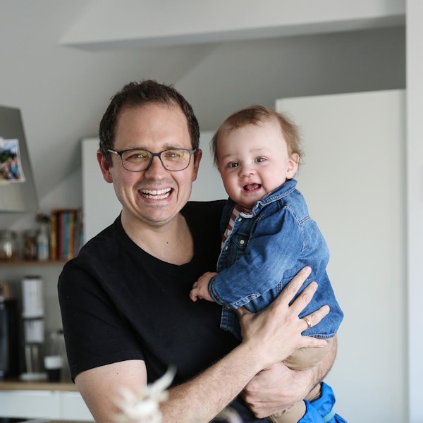 Simon Hölzemann mit seinem Sohn Matti