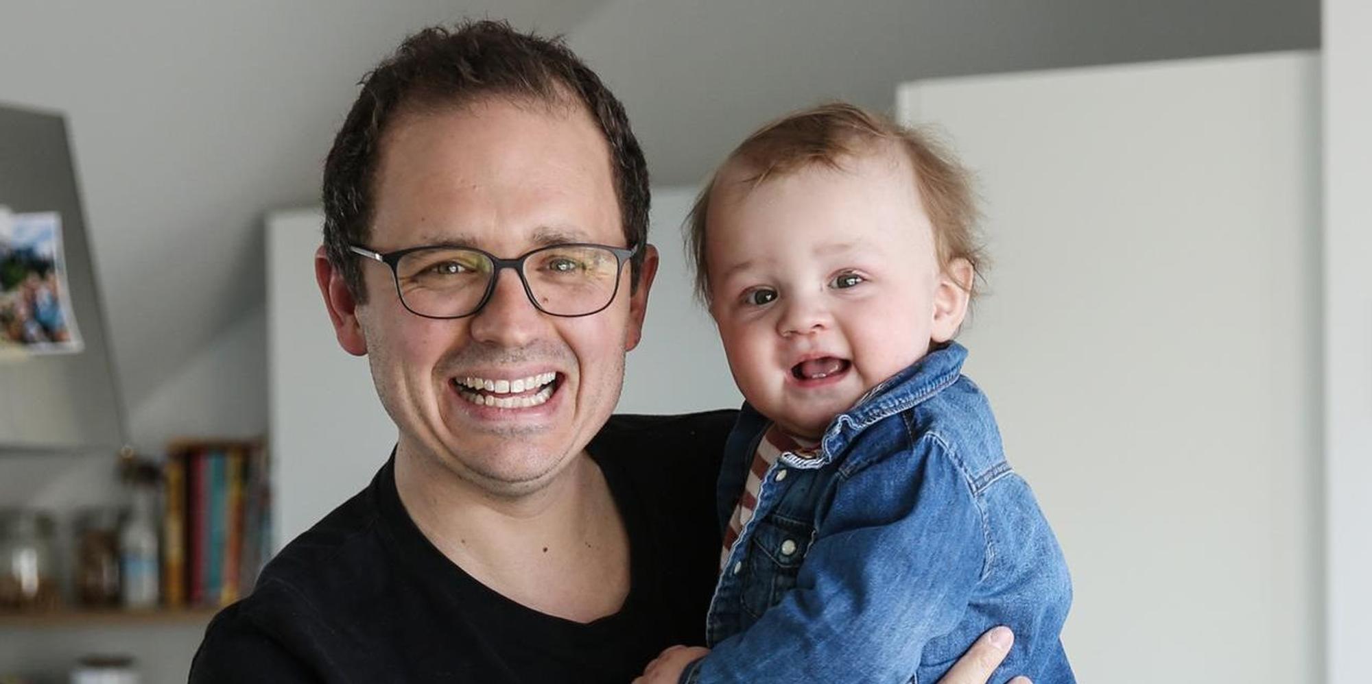 Simon Hölzemann mit seinem Sohn Matti