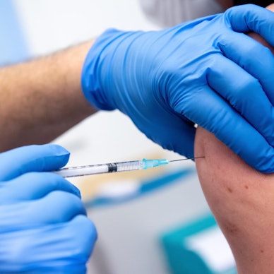 Eine Person wird gegen Corona geimpft.