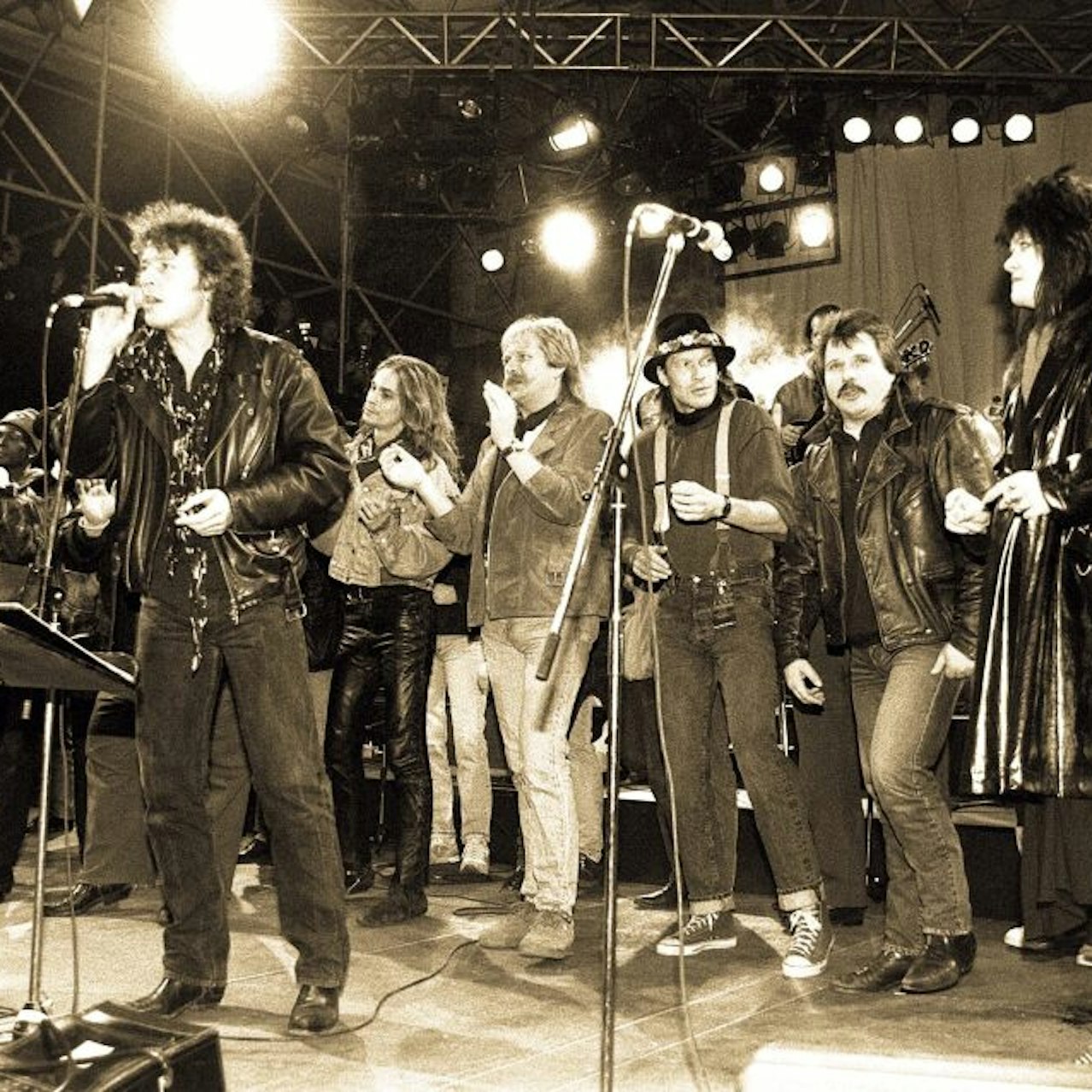 Die Musiker von „Arsch huh“ 1992 auf der Bühne.