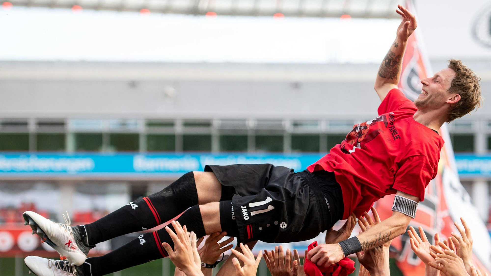 Stefan Kießling wird von seinen Kollegen gefeiert
