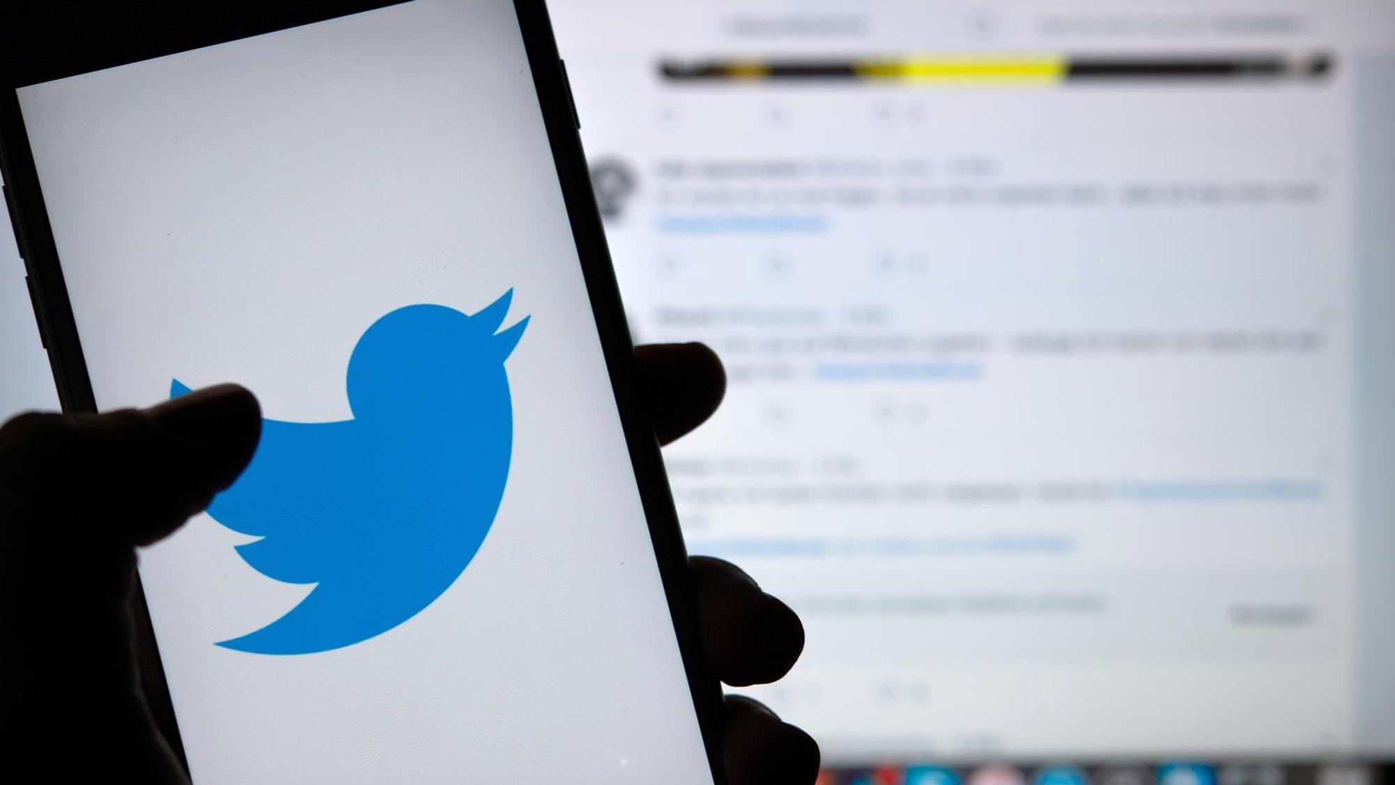 Ein Smartphone mit dem Twitter-Symbol.