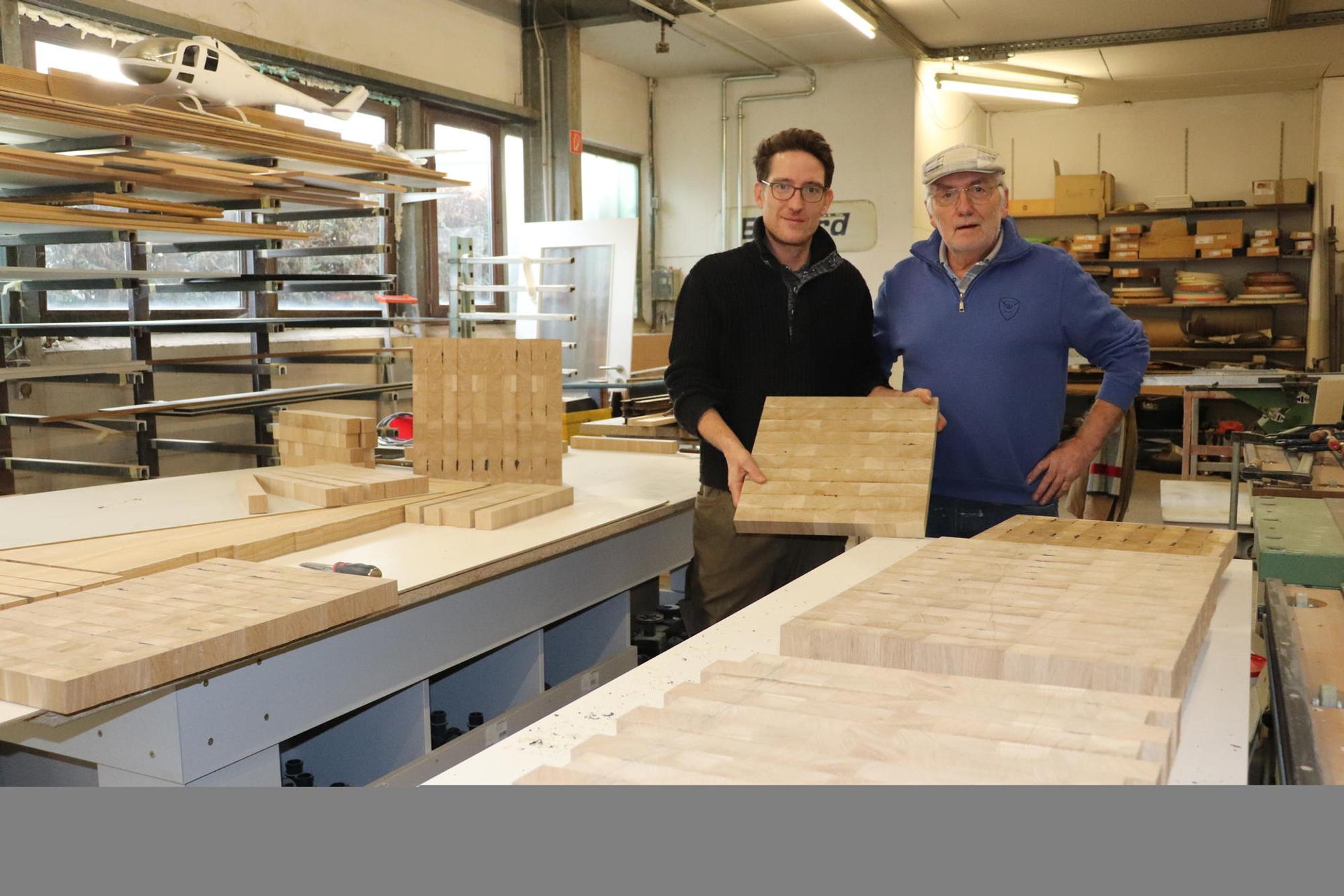 Godorfer Schreiner Vater und Sohn mit den Eichen Kopfholzbrettern