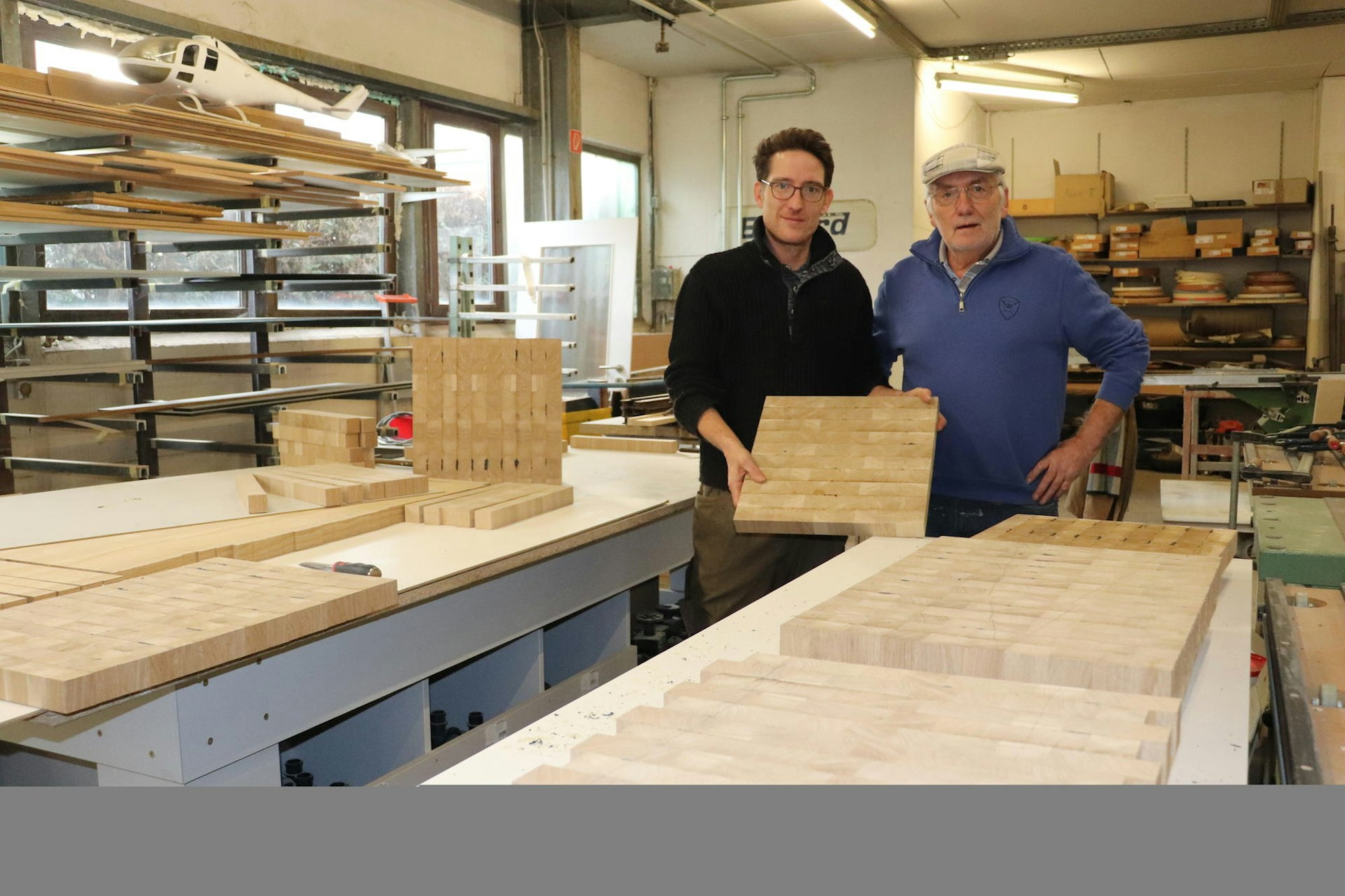 Godorfer Schreiner Vater und Sohn mit den Eichen Kopfholzbrettern
