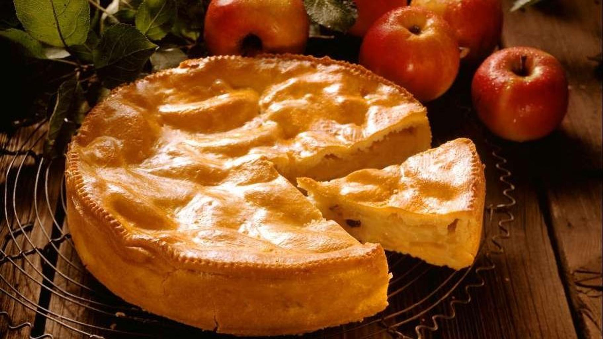 angeschnittener Apfelkuchen auf einem Kuchengitter