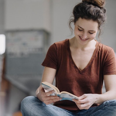 Neu Drinnen Lesen Symbolbild Getty