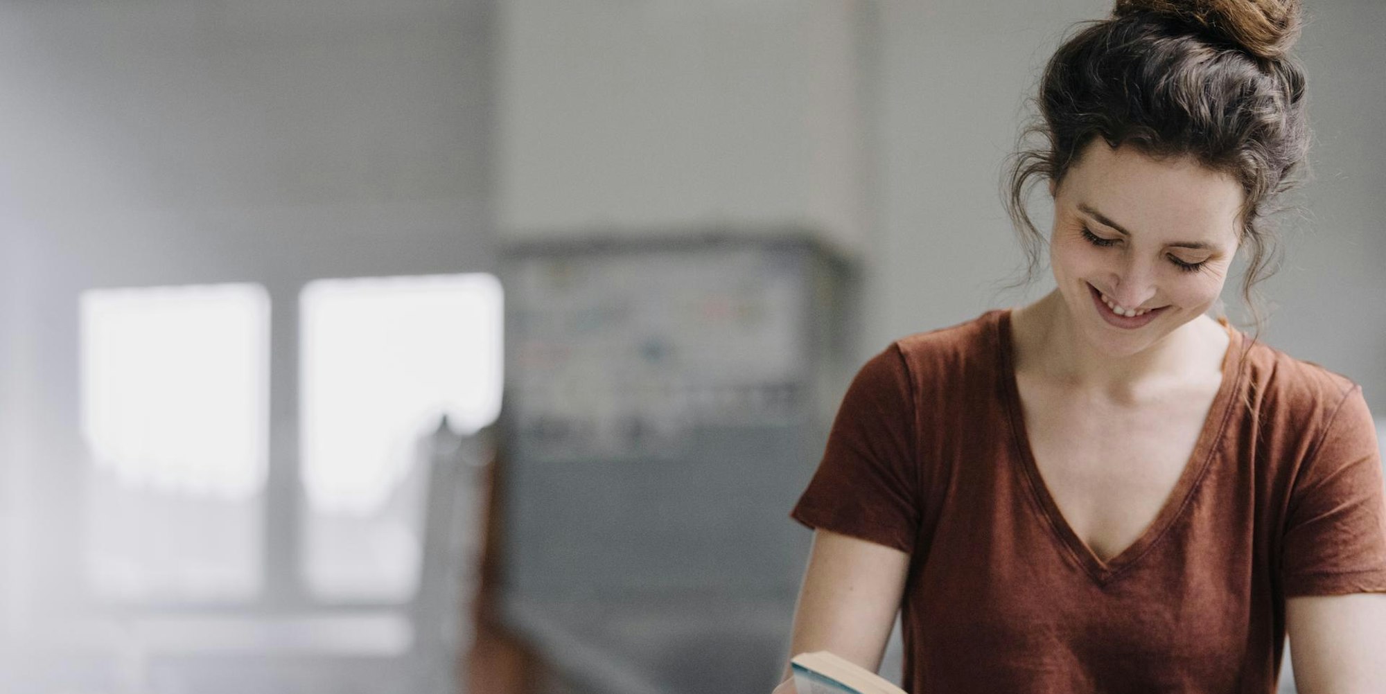 Neu Drinnen Lesen Symbolbild Getty