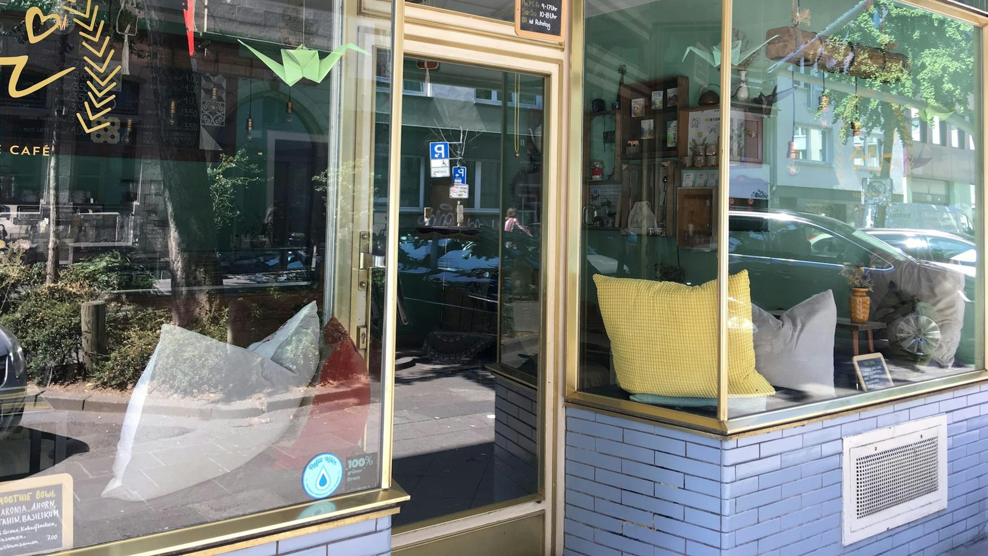 Außenansicht des Vintage-Cafés vevi auf der Brüsseler Straße in Köln.