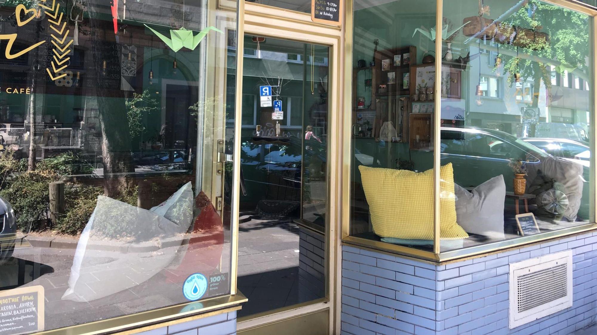 Außenansicht des Vintage-Cafés vevi auf der Brüsseler Straße in Köln.