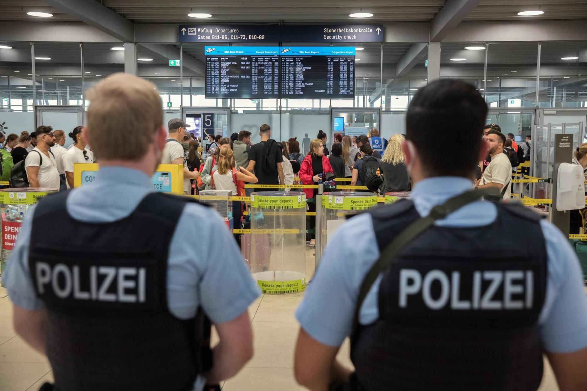BPol Flughafen 300722