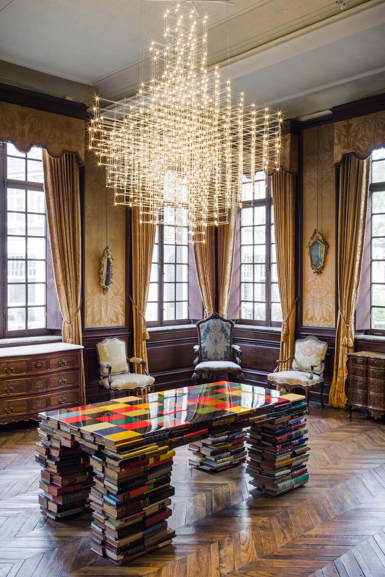 van Eyck 1Ontvangstsalon met boekentafel van Hutten en luster van Pauwel...