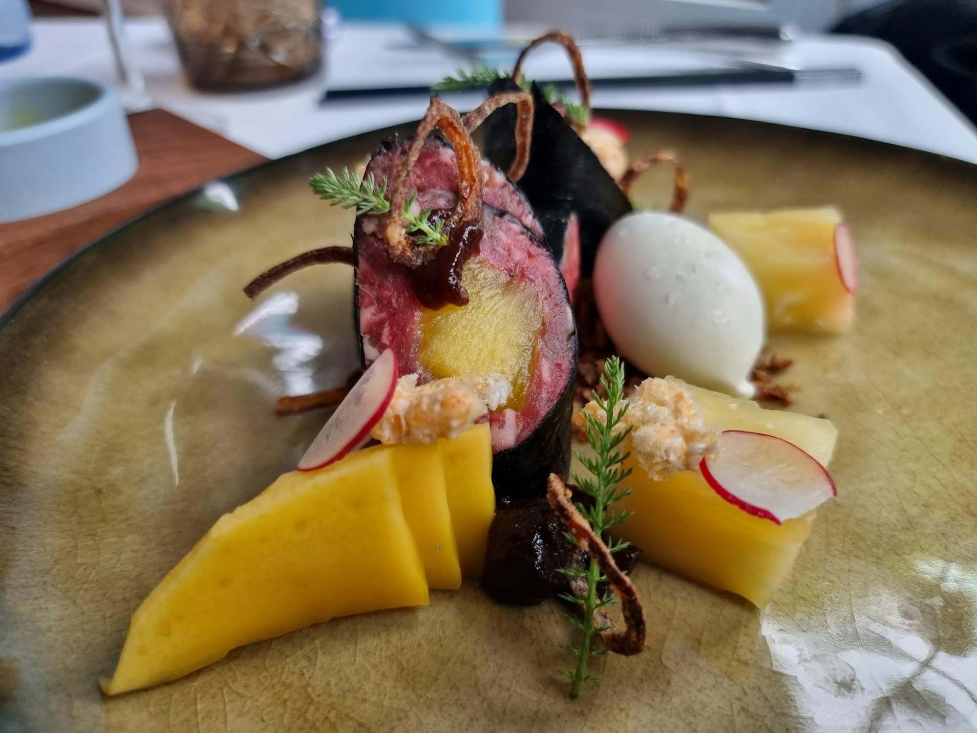 Essen im Pure White Tartar