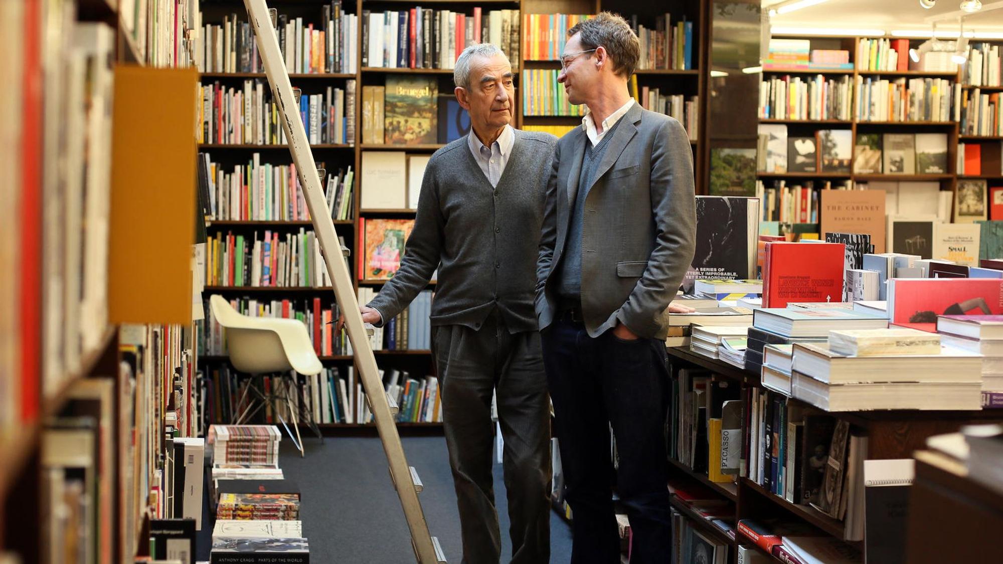 Walther König und sein Sohn Franz König in ihrem Geschäft.