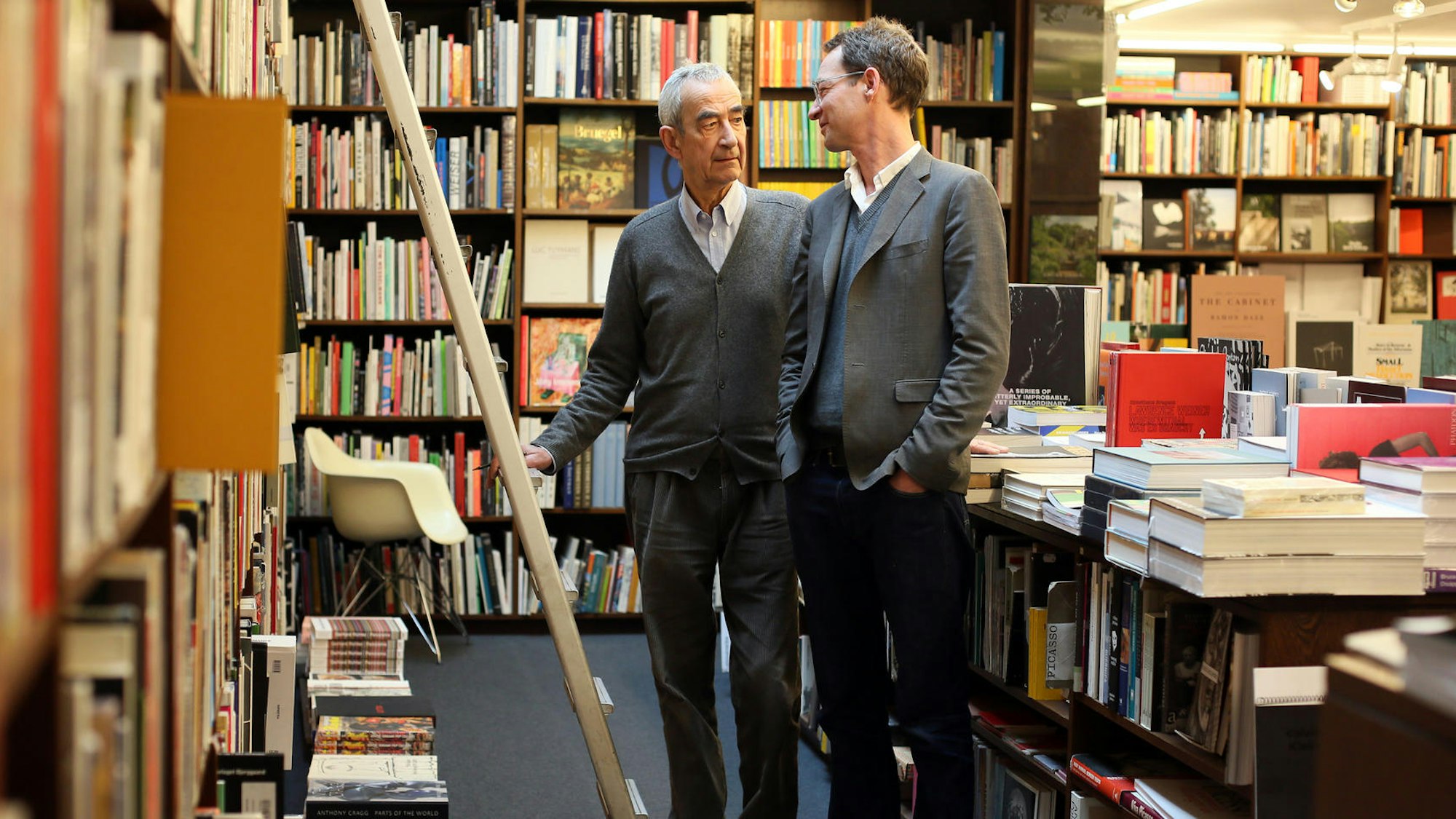 Walther König und sein Sohn Franz König in ihrem Geschäft.