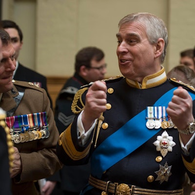 Prinz Andrew im Gespräch mit Militärangehörigen bei einer offiziellen Veranstaltung.
