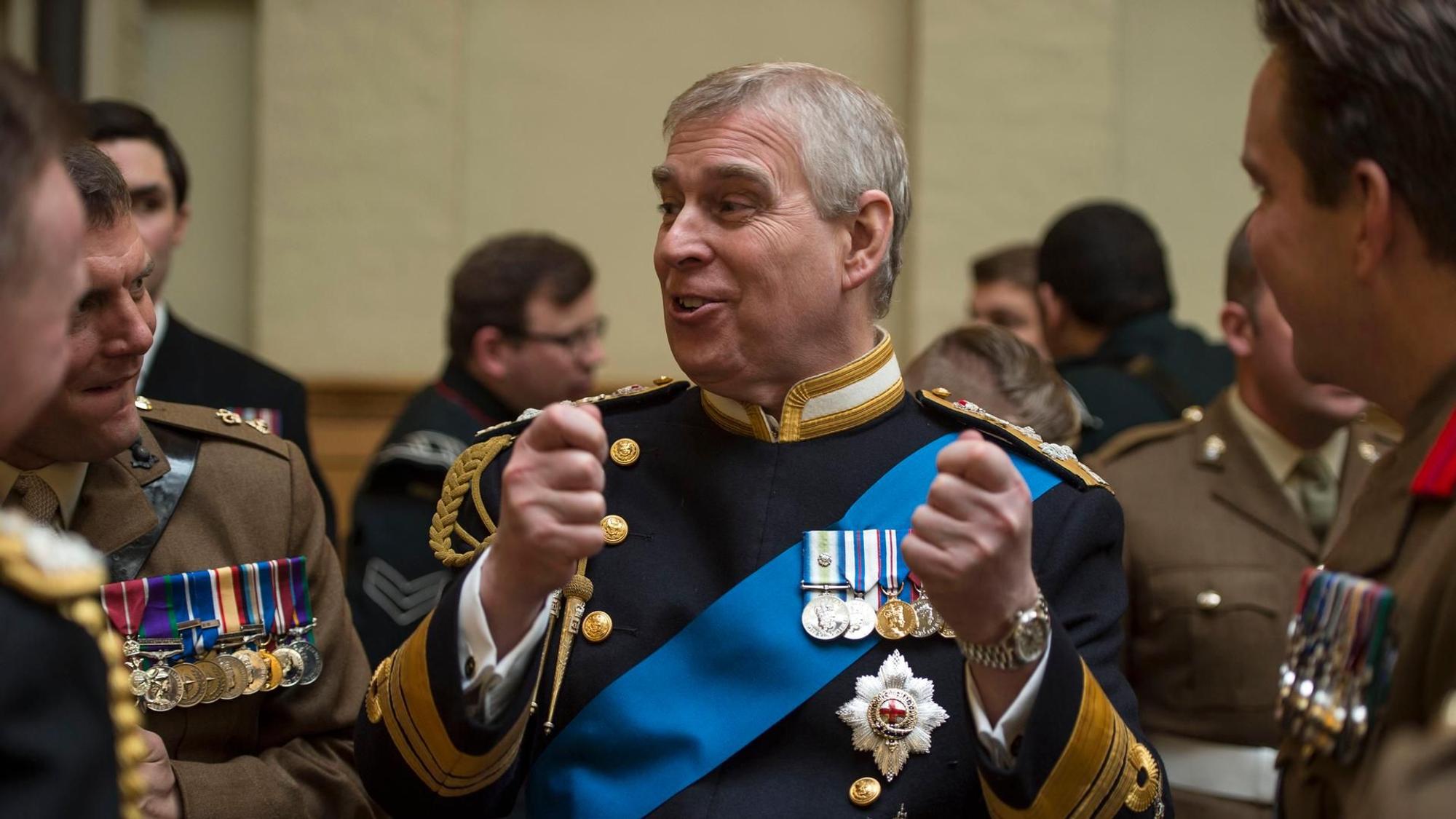 Prinz Andrew im Gespräch mit Militärangehörigen bei einer offiziellen Veranstaltung.