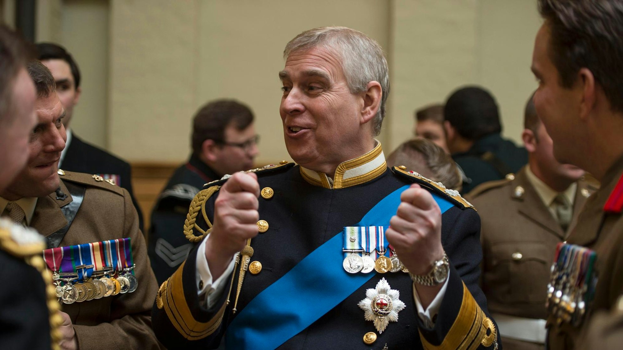 Prinz Andrew im Gespräch mit Militärangehörigen bei einer offiziellen Veranstaltung.