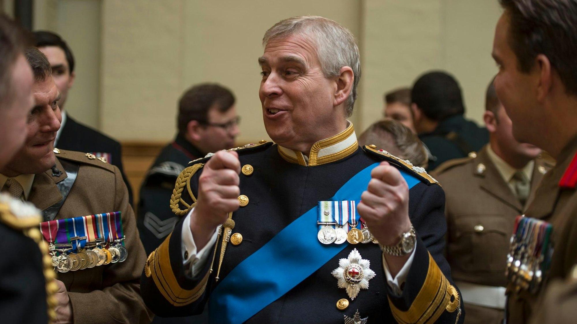 Prinz Andrew in Uniform bei einem royalen Auftritt.