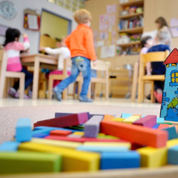 Das Foto zeigt Spielzeug in einem Kindergarten und mehrere Kinder.