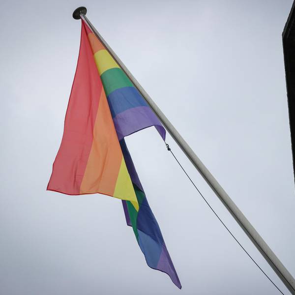 Regenbogenflagge Symbolbild dunkler Himmel
