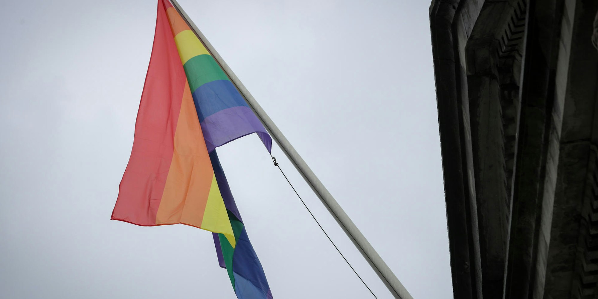 Regenbogenflagge Symbolbild dunkler Himmel