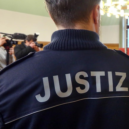 Gerichtsfoto dpa Polizist mit Aufschrift Justiz
