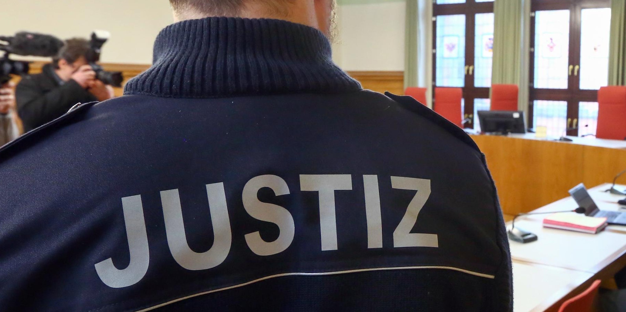 Gerichtsfoto dpa Polizist mit Aufschrift Justiz
