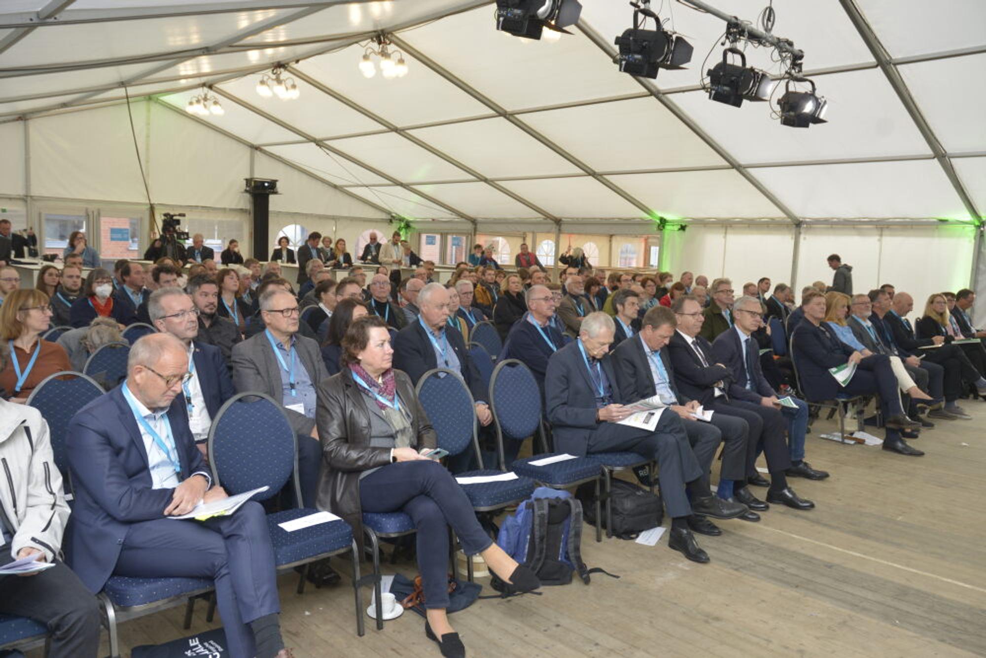 120 Teilnehmer sitzen in der Halle, in der die Regionale 2025 stattfindet.