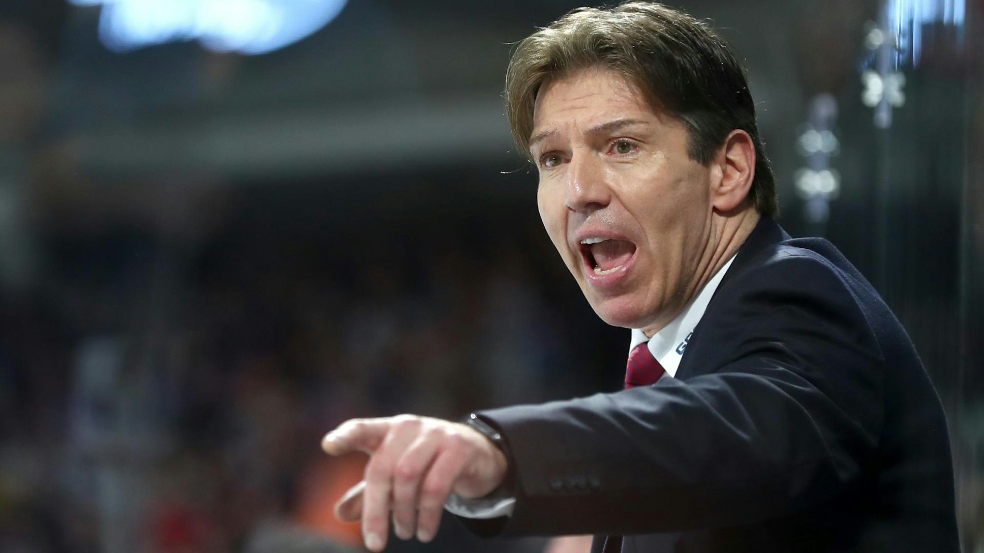 Köln-Trainer Uwe Krupp gestikuliert auf der Bank.