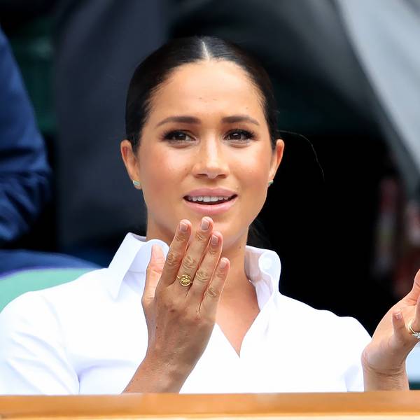 Meghan Markle hebt die Hände.