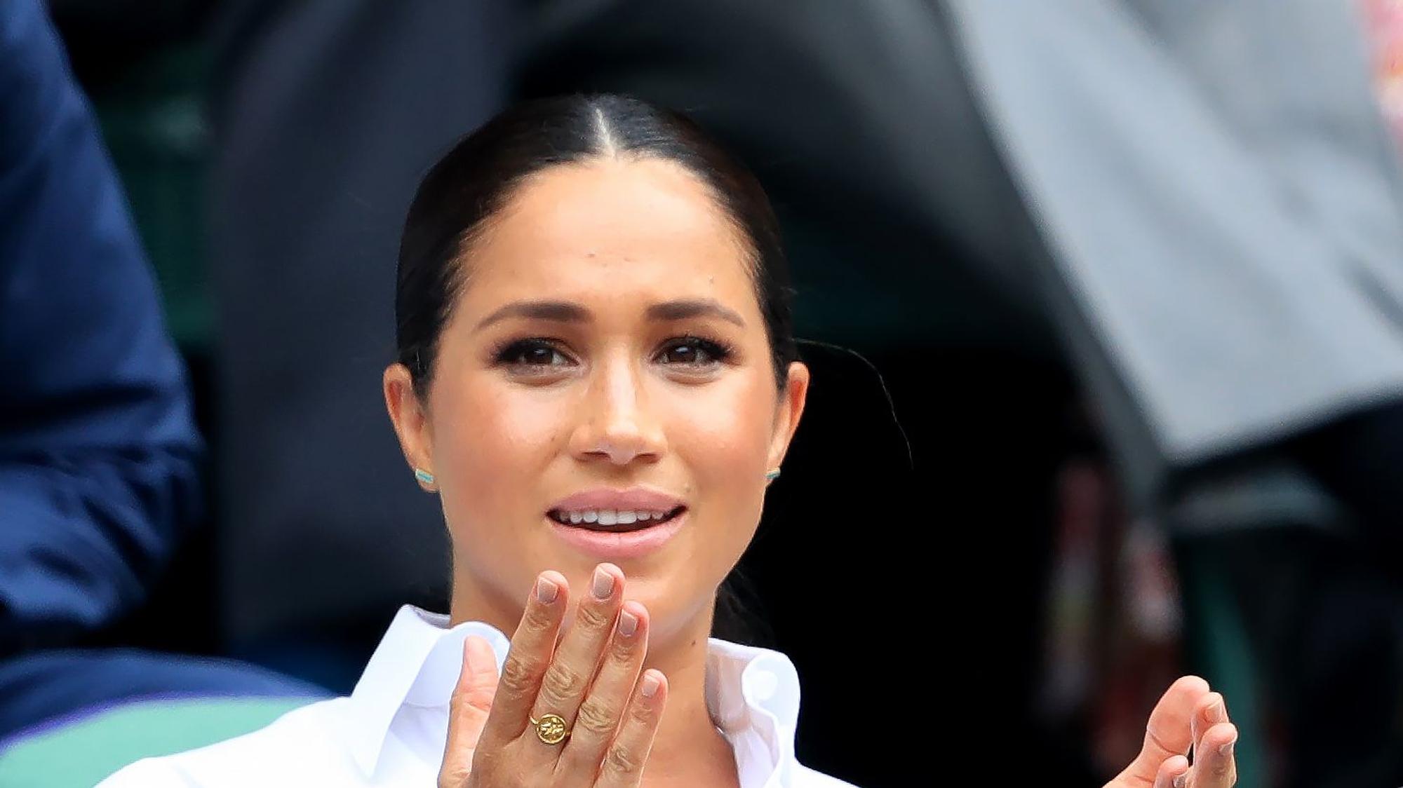 Meghan Markle gestikuliert.